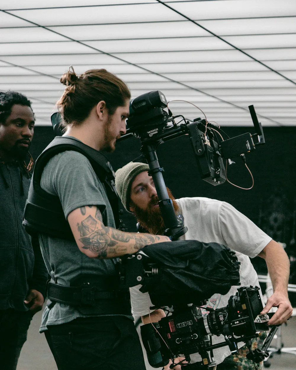 Camera operator moving with a shoulder-mounted camera
