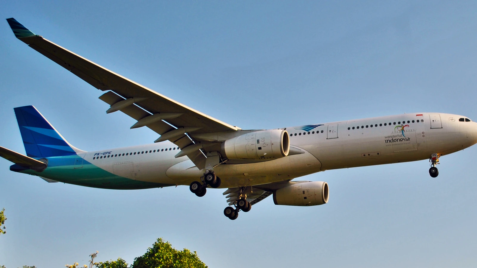 Airliner on approach to Ngurah Rai Airport, inside the KKOP zone that governs drone flights